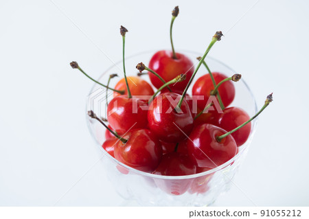 甜點杯中的櫻桃 甜點杯中的櫻桃 91055212