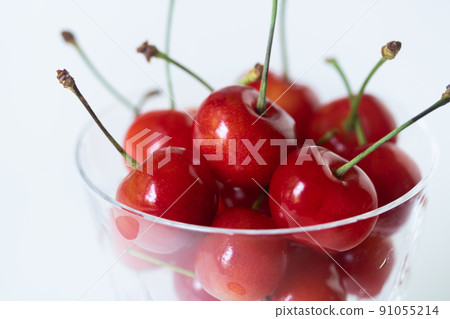 甜點杯中的櫻桃 甜點杯中的櫻桃 91055214