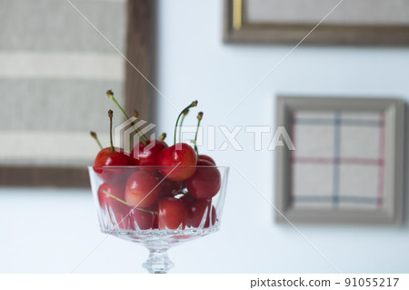 甜點杯中的櫻桃 甜點杯中的櫻桃 91055217