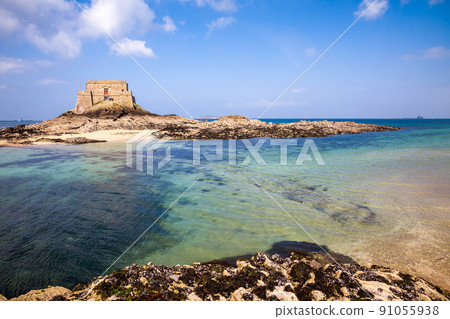 Fortified castel, Fort du Petit Be, beach and sea, Saint-Malo city, Brittany, France 91055938