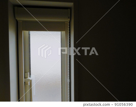 A small window with clear light and shadow 91056390