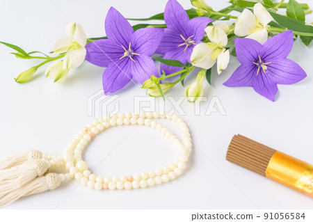Image of visiting Obon grave | This ceremony Japamala, incense sticks and neat flowers Image of visiting Obon grave | This ceremony Japamala, incense sticks and neat flowers 91056584