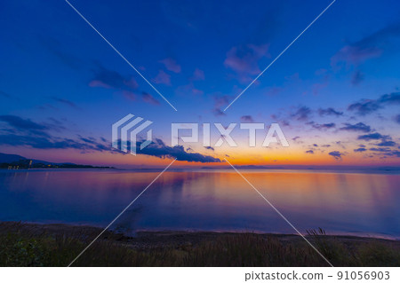 Morning on the shores of Lake Biwa 91056903