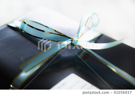 Wrapped cake box 91056937