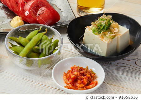巴魯家庭飲用清酒伴侶小吃 91058610