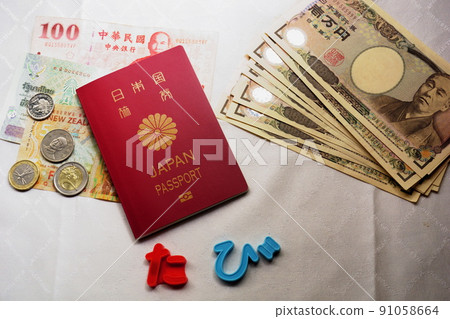 護照、外幣、10,000 日元鈔票放在白色背景上 91058664