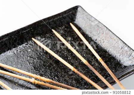 吃完後的烤雞肉串 吃完後的烤雞肉串 91058812