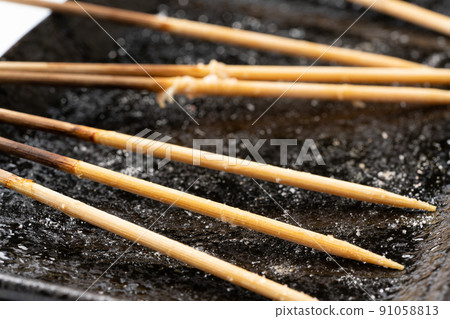 吃完後的烤雞肉串 91058813