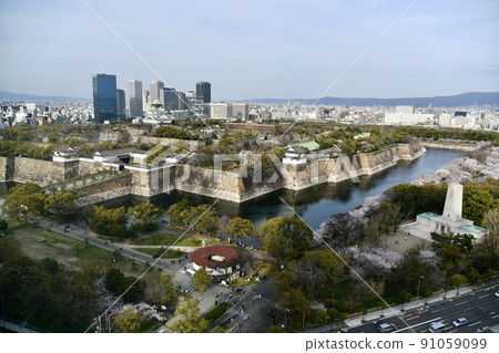Osaka Castle with spring cherry blossoms Osaka Castle with spring cherry blossoms 91059099