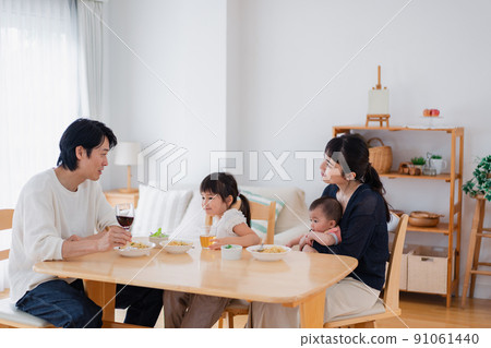 圍繞兒童和餐桌的家庭 圍繞兒童和餐桌的家庭 91061440