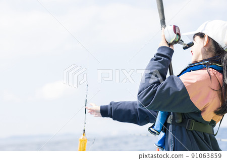 享受釣魚的可愛女人 91063859