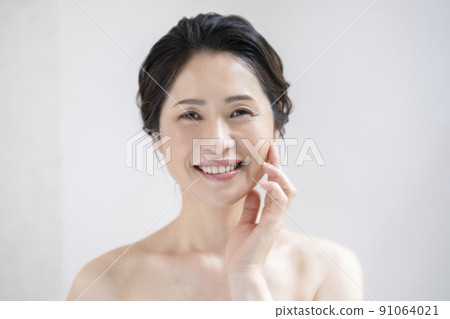 50 歲出頭的女人的美麗形象肖像 50 歲出頭的女人的美麗形象肖像 91064021