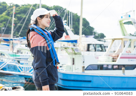享受釣魚的可愛女人 91064083