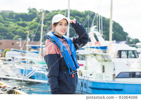 享受釣魚的可愛女人 91064086