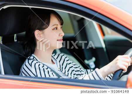 微笑著駕駛汽車的年輕女子 91064149
