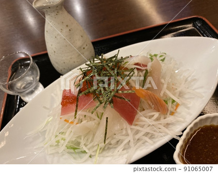 Seafood salad and sake Seafood salad and sake 91065007