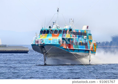 A refreshing sprint on the surface of the sea ... A jet wheel that runs through the harbor of Tokyo 91065767