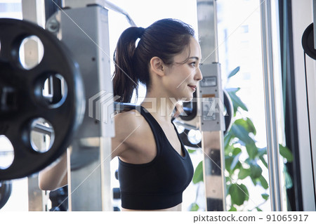 Young woman training in the gym 91065917