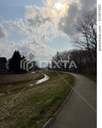 長廊和溪流 91065985