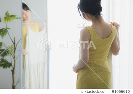 Woman worried about clothes 91066610