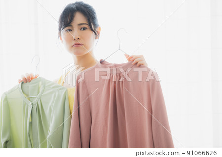 女人擔心衣服 91066626