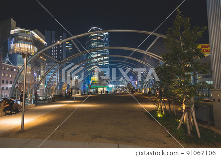 夜晚熱鬧的城市景觀 夜晚熱鬧的城市景觀 91067106