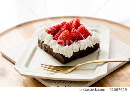 在商店購買的手工草莓蛋糕 91067659
