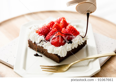 Handmade strawberry cake and chocolate sauce like those purchased at the store 91067661