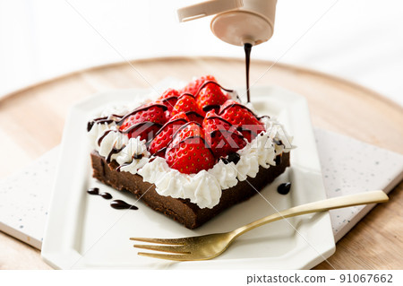 Handmade strawberry cake and chocolate sauce like those purchased at the store 91067662