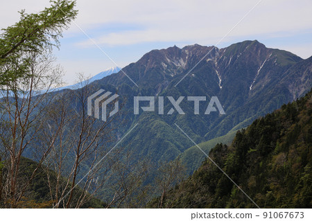 [山梨縣，六月]富士山，可以在山的深處看到。 91067673