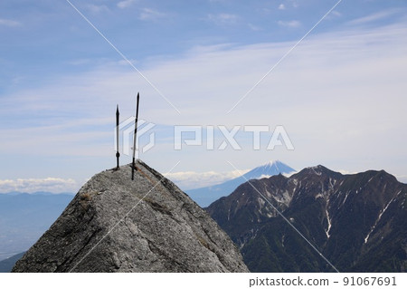 [Yamanashi Prefecture, June] View from the 9th station of the Kurobe Ridge Course on Mt. Kaikoma. Mount Hoken, Mount Houou and Mount Fuji (from front to back) 91067691