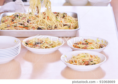 學校午餐設施用餐圖片素材 學校午餐設施用餐圖片素材 91068669