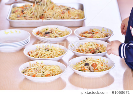 School lunch facility meal image material 91068671