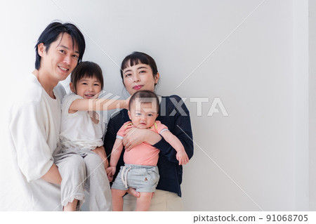 Group photo of a family with a baby 91068705