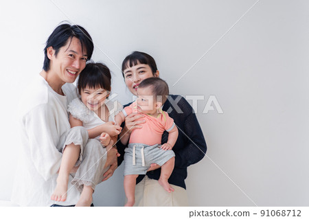 一家人帶著寶寶的合影 一家人帶著寶寶的合影 91068712
