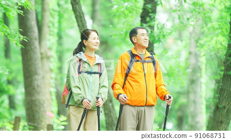 走在新鮮的綠色山的資深夫婦 91068731