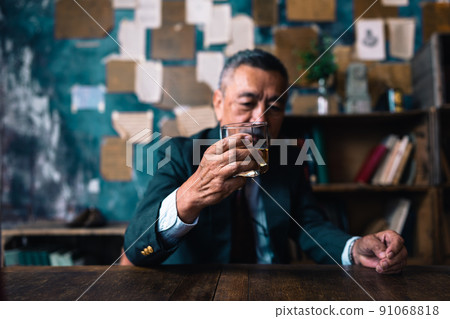 端莊的老人酒形象 91068818