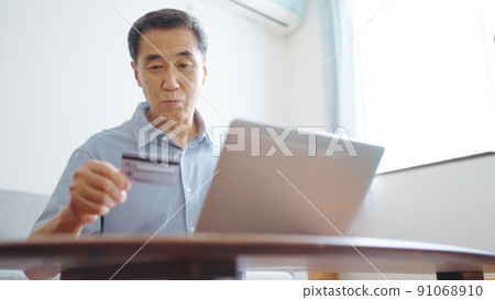 網上購物的老人 91068910
