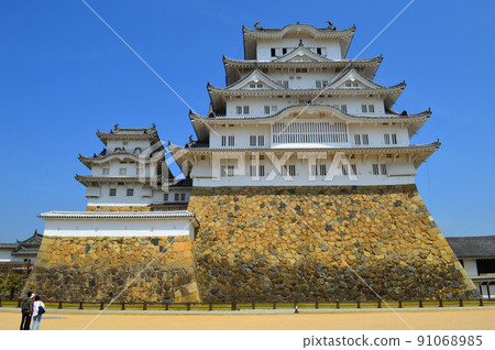 Looking up at the castle tower of Himeji Castle, a World Heritage Site, from the Bizenmaru 91068985