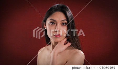 Pretty young woman with bare shoulder and torso 91069565