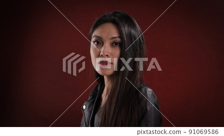 Young pretty woman in black leather jacket posing for the camera 91069586