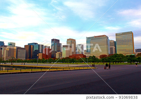 [東京]秋天的皇居：皇居廣場和丸之內建築接近黃昏 91069838