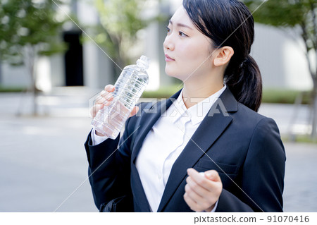 Recruit Freshers, a female job hunter who rehydrates Recruit Freshers, a female job hunter who rehydrates 91070416