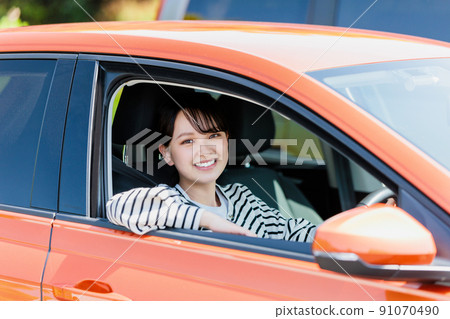 微笑著駕駛汽車的年輕女子 91070490