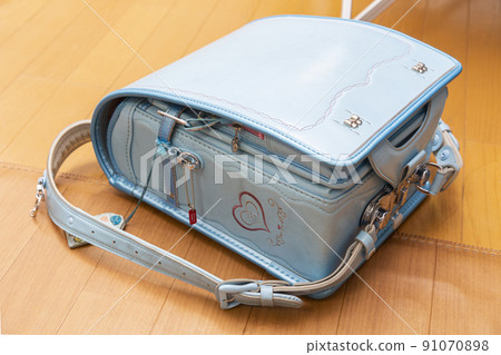 A school bag placed in the living room A school bag placed in the living room 91070898