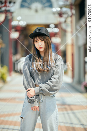 站在鏡頭前的 Z 世代女性 91070908