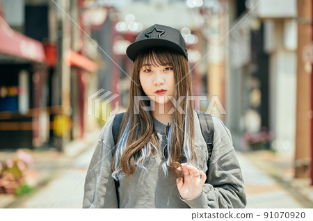 站在鏡頭前的 Z 世代女性 91070920