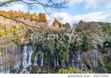 藍藍的天空白云初夏北海道美瑛的藍色池塘 藍藍的天空白云初夏北海道美瑛的藍色池塘 91071008