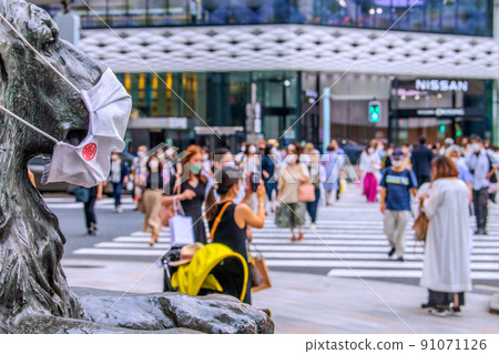 日本六月中旬的東京城市景觀，但仍然是 Korona-ka。還有很多人=6月20日銀座 91071126