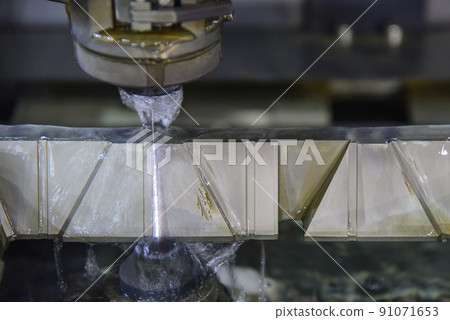 The wire EDM machine cutting the mold insert parts. 91071653